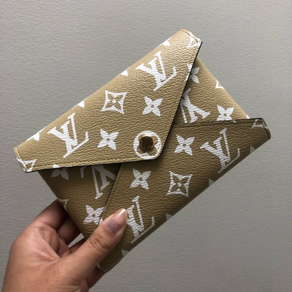 {Louis Vuitton} Giant Pochette Kirigami